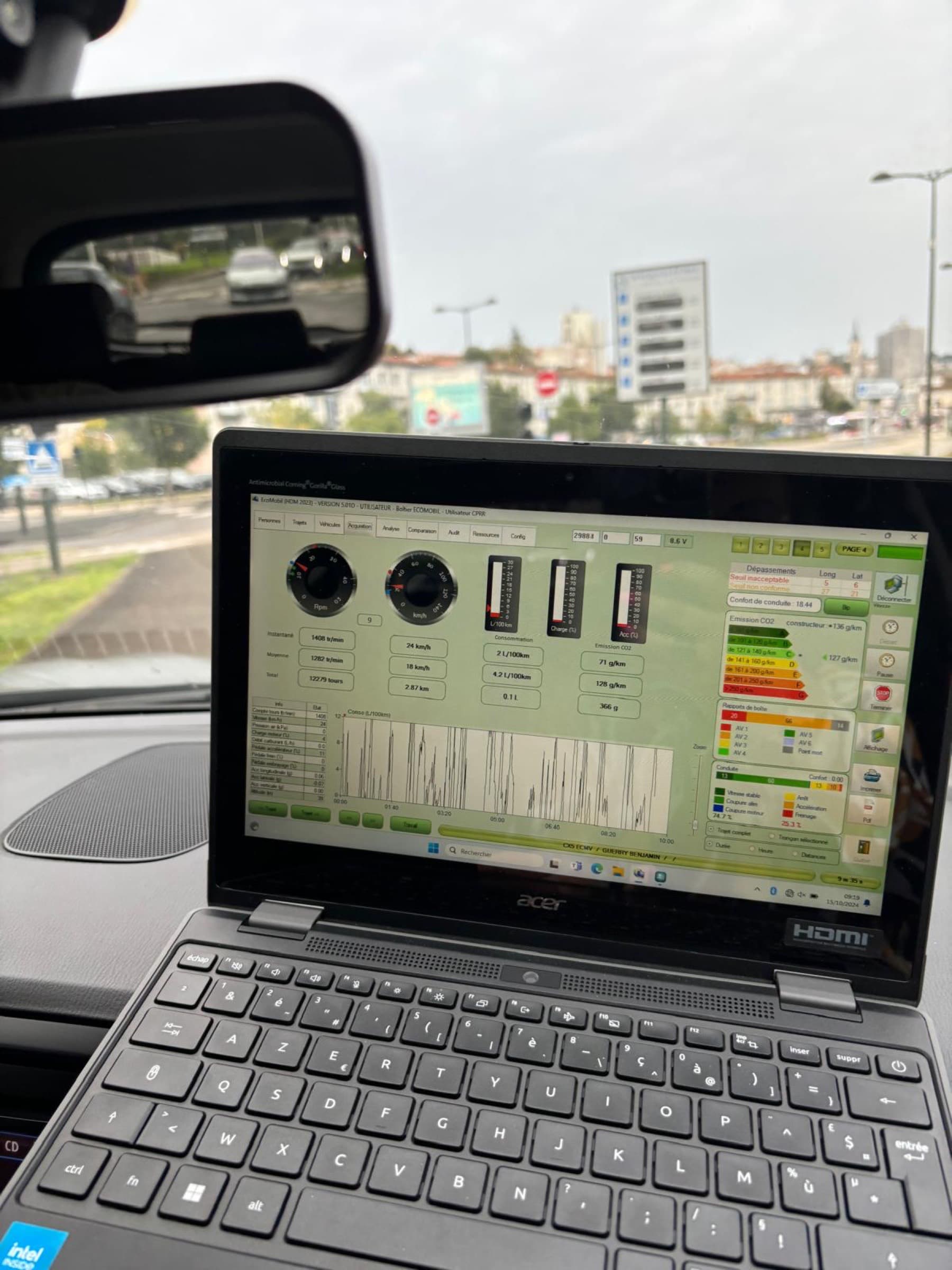 Logiciel d'éco-conduite sur laptop en voiture ECMV